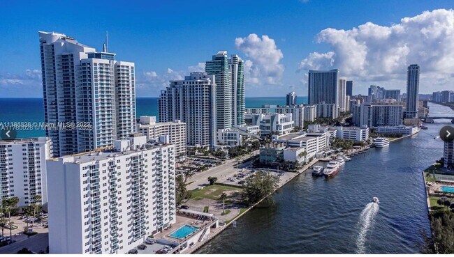 Foto del edificio - 3000 S Ocean Dr