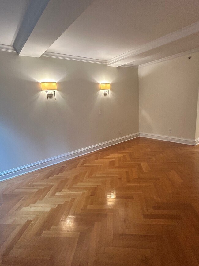 Building Photo - 502 Park Ave