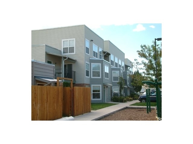 Primary Photo - Gateway Crossing Apartments