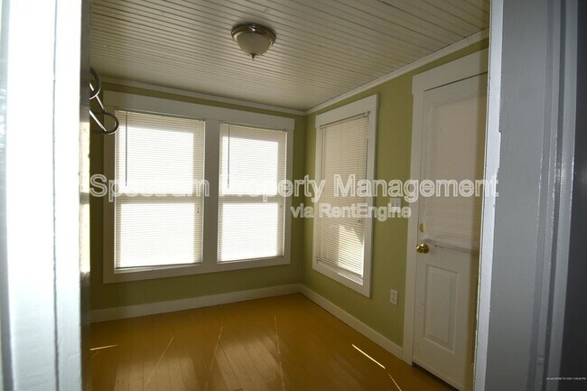 Foto del edificio - 282 N Main St