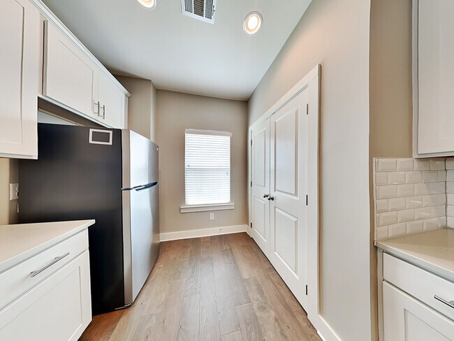 Foto del edificio - 6256 Hillandale Dr