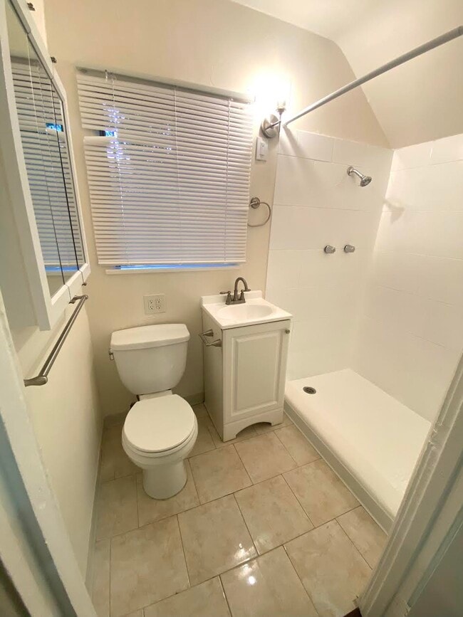 Building Photo - 7284 Fountain Ave