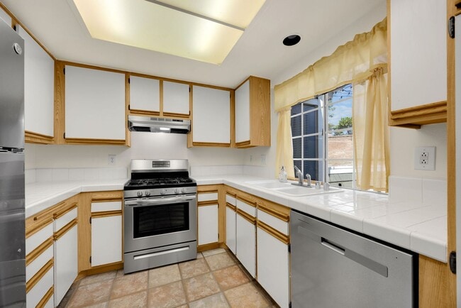 Building Photo - 16540 Greystone Dr