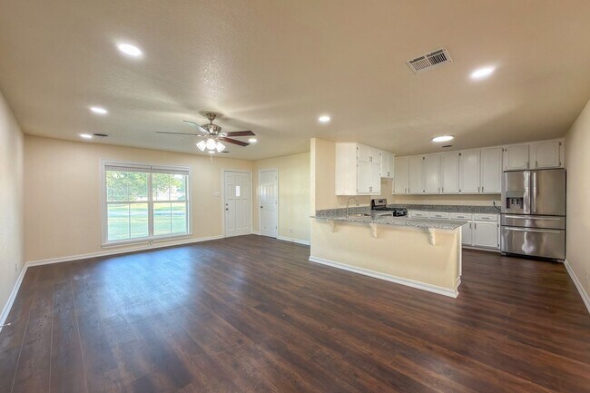 Building Photo - Fully Remodeled 3 Bed, 2 Bath Home in Fort...