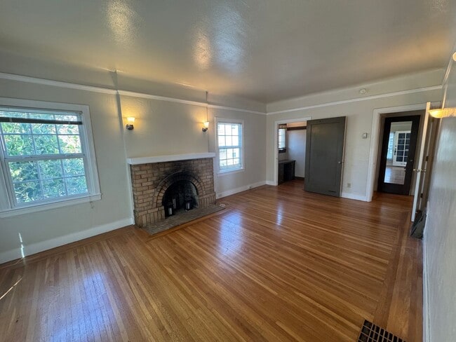 Building Photo - Large 1 Bedroom/1 Bath - Quiet Neighborhoo...