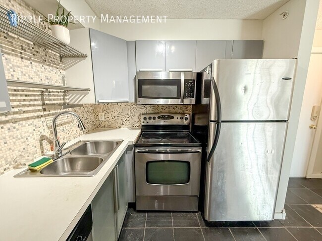 Photo du bâtiment - Modern 2 Beds, 2 Baths Apartment/Condo | Utilities Included