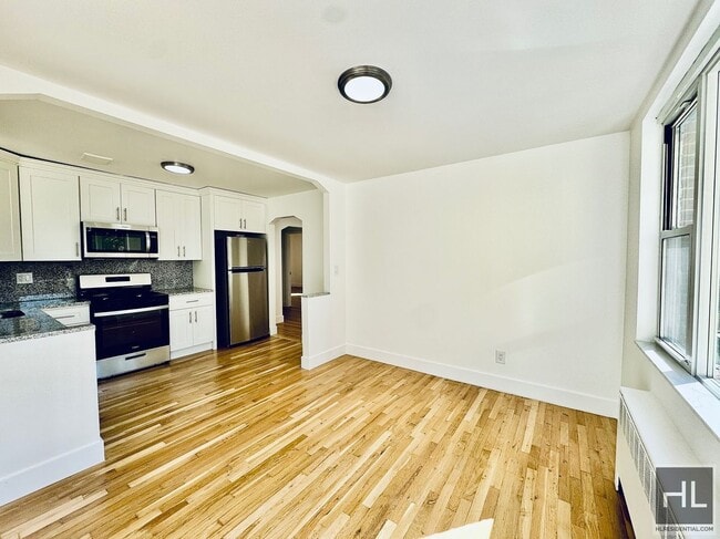 Building Photo - Newly Renovated 2 bedroom apartment spanni...