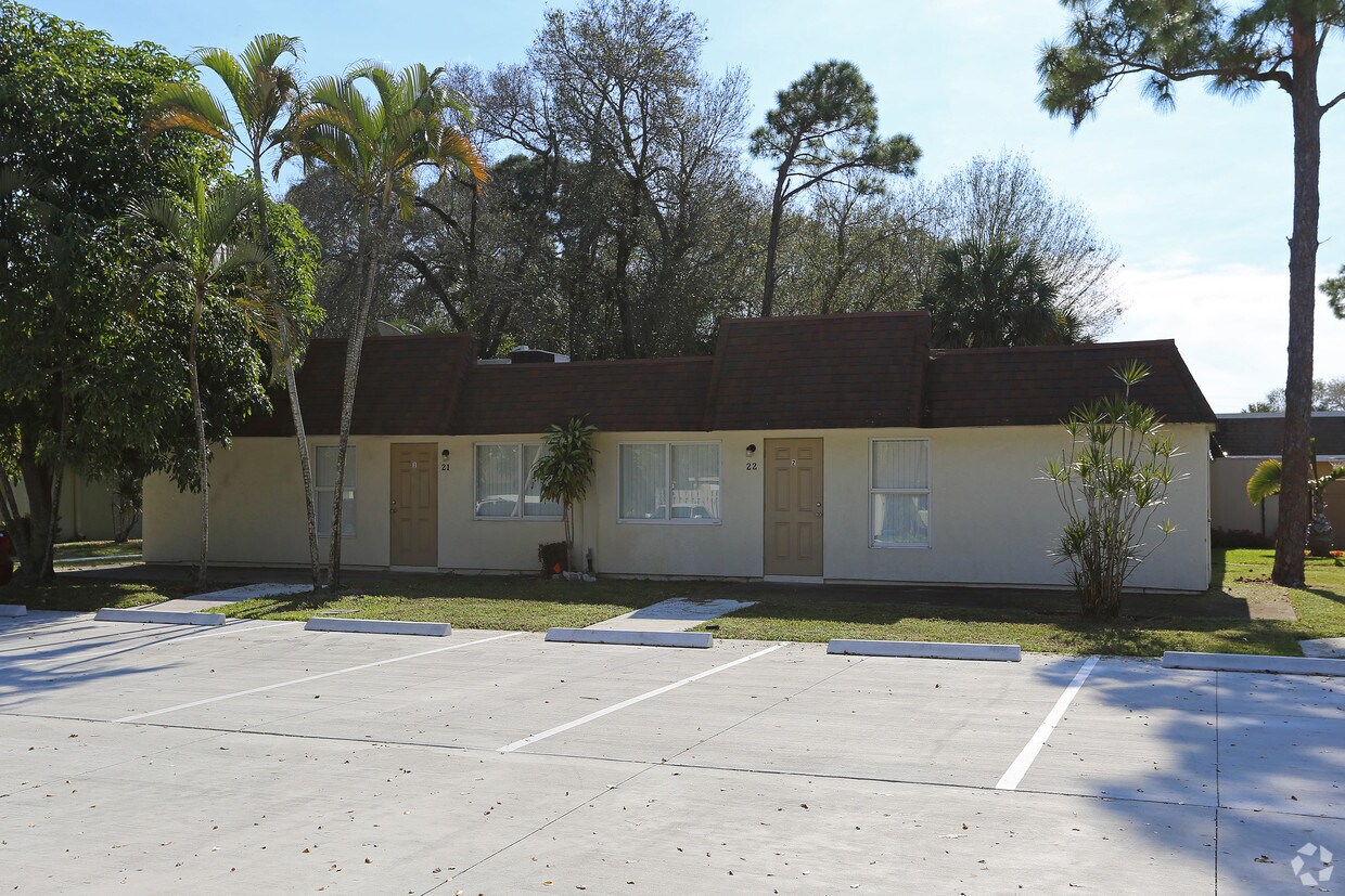 Acacia Place Apartments in West Palm Beach, FL