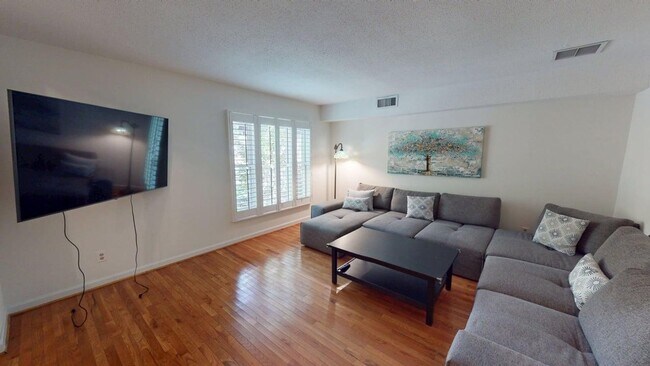 Building Photo - Rare end unit townhome in Raintree