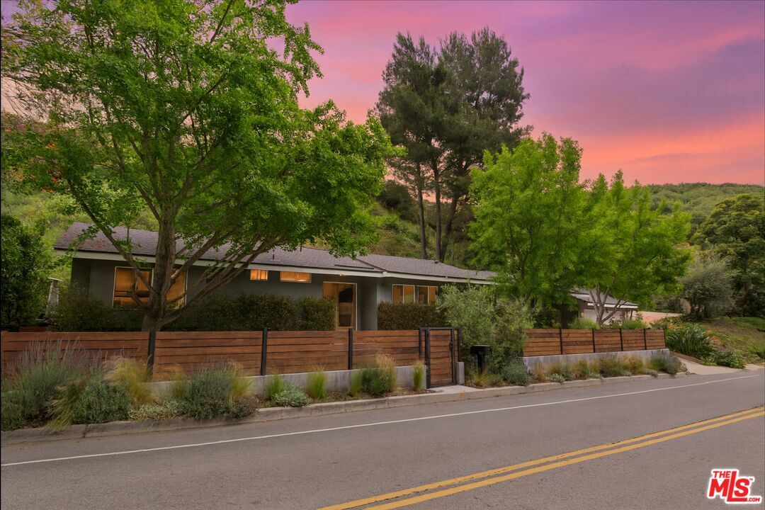 Foto principal - 3520 Mandeville Canyon Rd