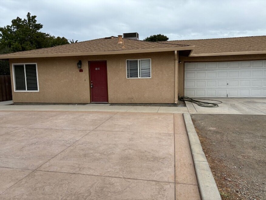 Cozy 2 Bedroom House with a 2 Car Garage