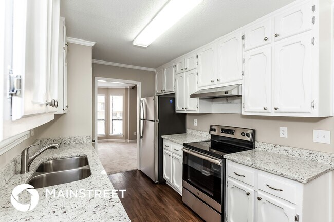 Building Photo - 813 7 Springs Dr