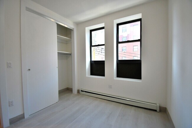 Foto del edificio - 2110 Hughes Ave