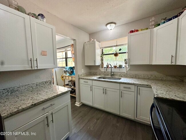 Building Photo - 7040 Arques Rd