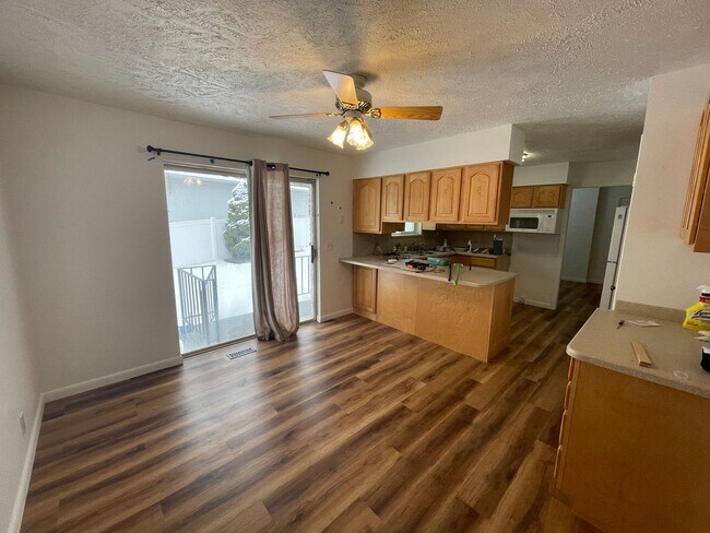 Building Photo - Large 5 Bedroom, 3 bath in Sandy