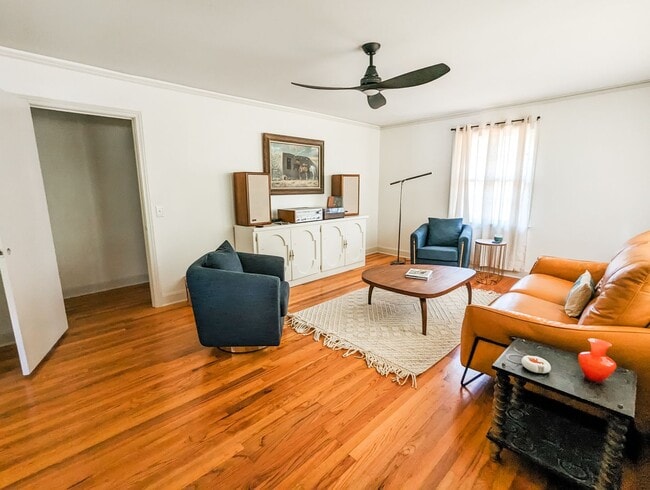 Foto del edificio - Modern Updates with a Fun, Retro Vibe!