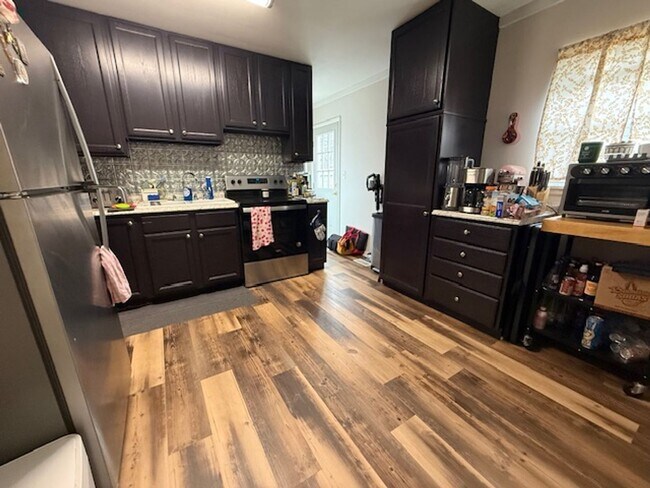 Foto del edificio - 3-Bedroom Home with Fenced Backyard