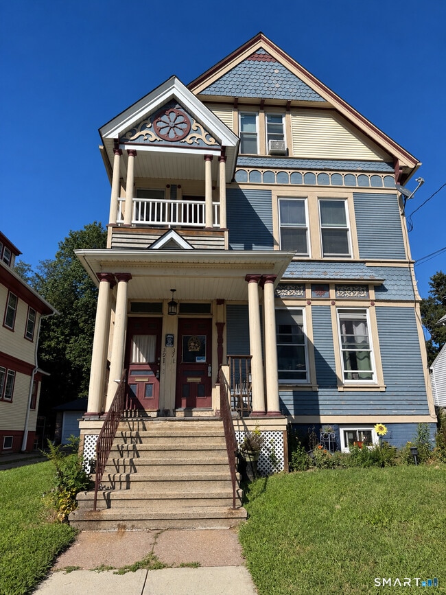 Building Photo - 133 -35 Maple St