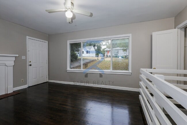 Building Photo - 1123 Graymont Dr SW