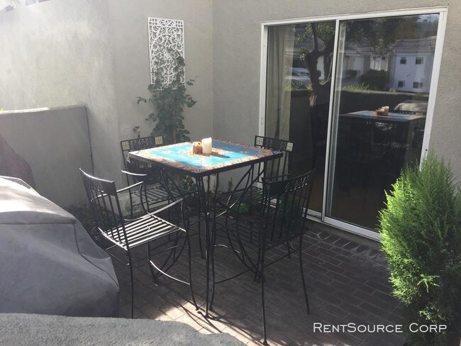 Building Photo - 3 bedroom in Valencia CA 91355