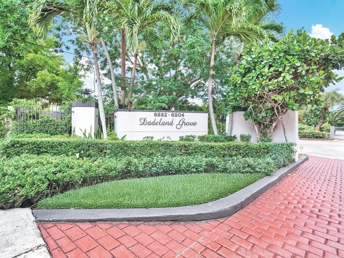 Foto principal - 6886 N Kendall Dr