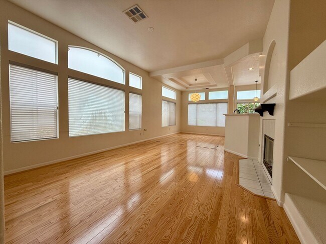 Foto del edificio - Spacious 3 Bedroom 2.5 Bath Townhouse with Private Garden Patio & a Community Pool/Spa! Attached ...