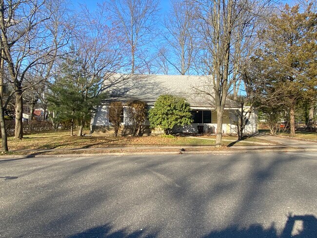 Foto del edificio - 107 Baker Hill Rd