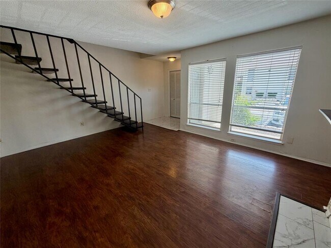 Foto del edificio - 6910 Hart Ln