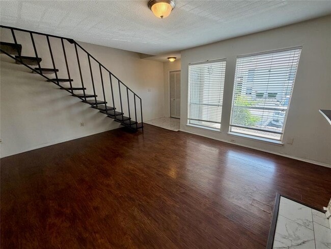 Building Photo - 6910 Hart Ln