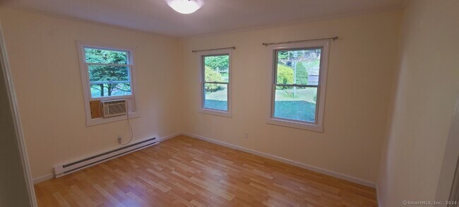 Foto del edificio - 116 Green Pond Rd