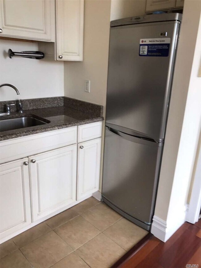 Foto del edificio - 49-07-49-43 43rd Ave