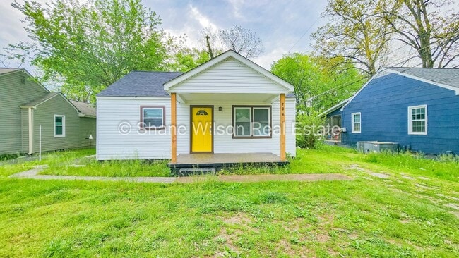 Building Photo - Take a look at this little gem. 2 BR / 1 B...