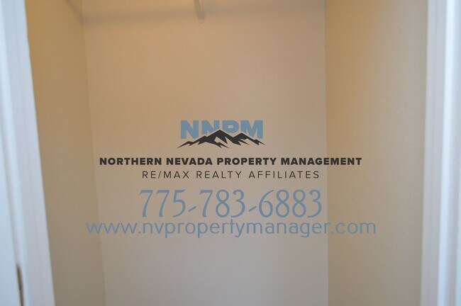 Foto del edificio - 4 Bed ~ 2 Bath ~ Large Home on Corner lot off of S McCarren in Donner Springs Neighborhood~ FOR RENT
