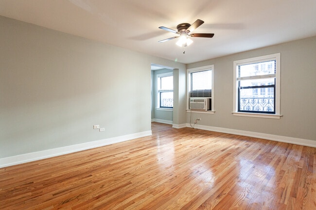 Building Photo - 435 W Roscoe St