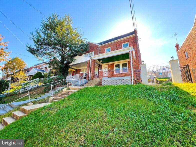 Primary Photo - 3941 Blaine St NE