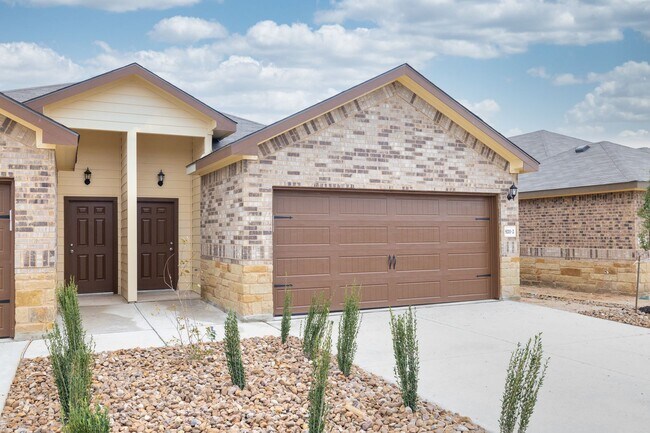 Building Photo - GORGEOUS 3 BEDROOM DUPLEX LOCATED IN CONVE...