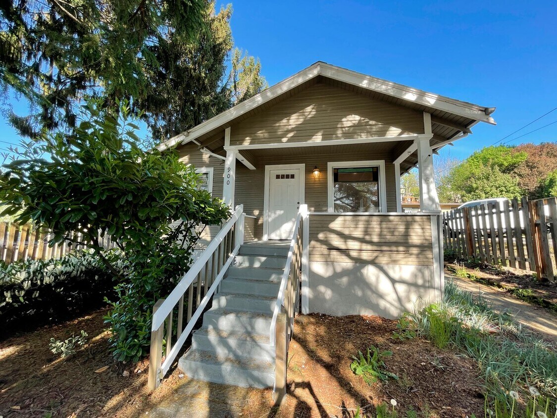 Charming 1920s Bungalow in Montavilla, Washer and Dryer Included! - Charming 1920s Bungalow in Montavilla, Washer and Dryer Included!