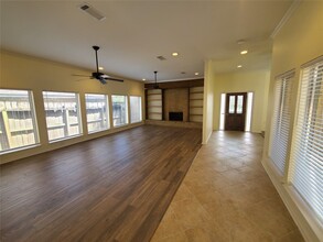 Building Photo - 15815 Crestbrook Dr
