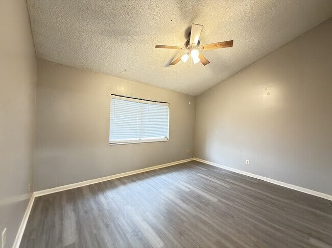 Building Photo - 1307 Baytree Dr