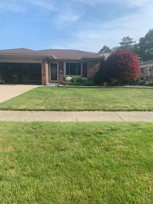 Foto principal - 13843 Grove Park Dr