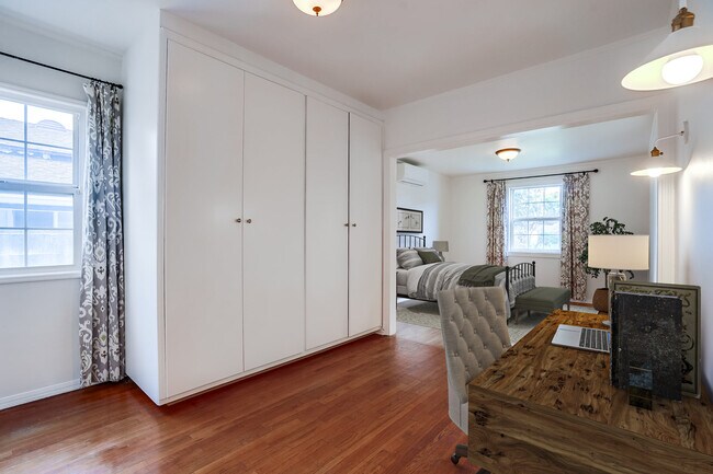 Foto del edificio - 8428 Holy Cross Pl