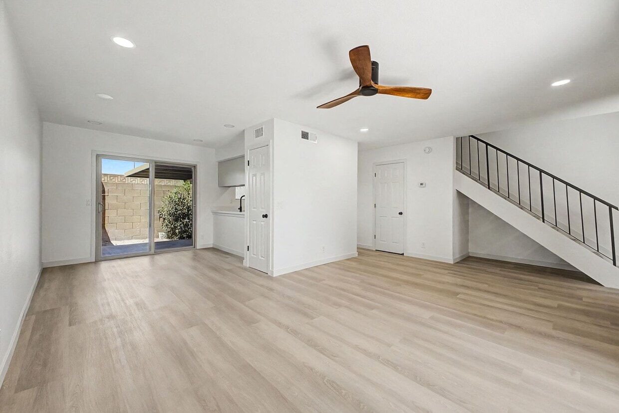 Fully Remodeled South Tempe 3BR Townhome w/ Private Yard, W/D & Parking - South Tempe 3BR Townhome w/ Private Yard, W/D & Parking