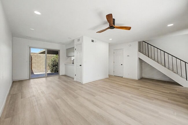 Fully Remodeled South Tempe 3BR Townhome w/ Private Yard, W/D & Parking - Fully Remodeled South Tempe 3BR Townhome w/ Private Yard, W/D & Parking