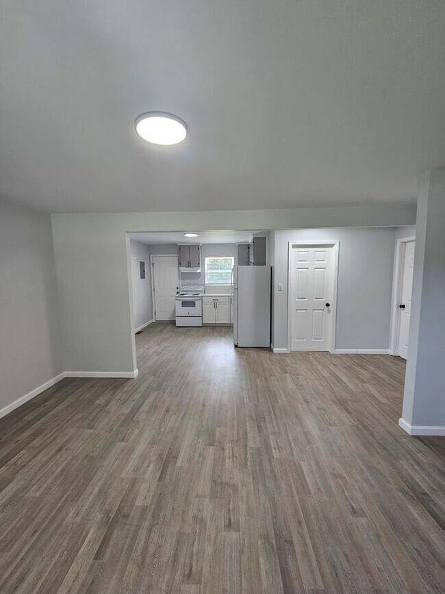 Building Photo - Renovated 2BD/1BA Duplex in Newton