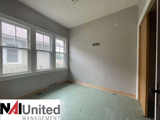 Foto del edificio - Four bedroom, one bathroom for rent in Mor...