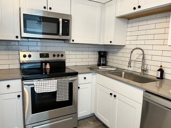 Kitchen - 2201 E Cactus Rd