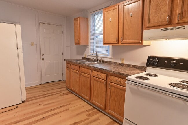 Building Photo - 3 Bedroom Single Family Home on Rudy Rd