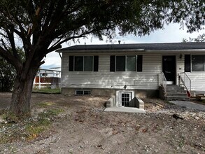 Building Photo - 1295 Riverview Dr