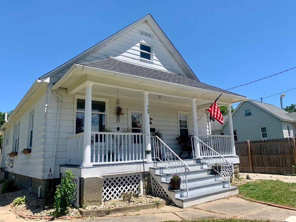 Primary Photo - 720 Broadway St