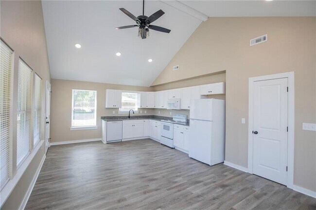 Foto del edificio - 8271 Elm Ln